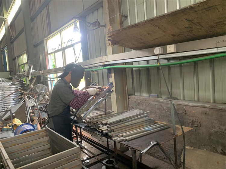 Proses pengeluaran set perabot yang matang
