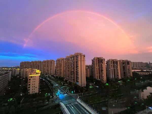 Romantik! Pelangi dan awan menyala muncul bersama