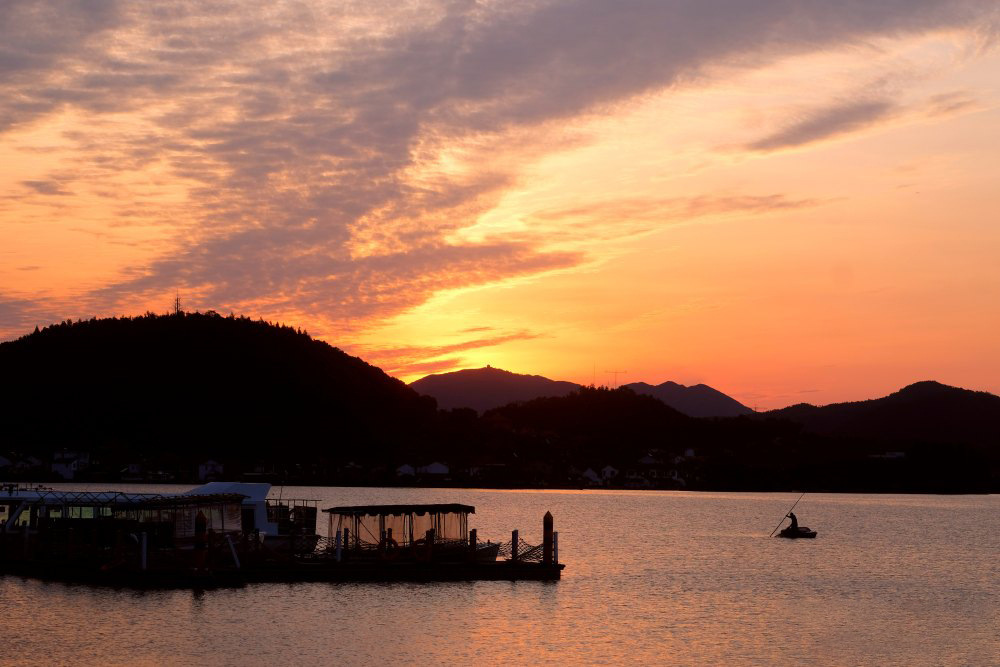 Tasik Dongqian berwarna cantik pagi ini