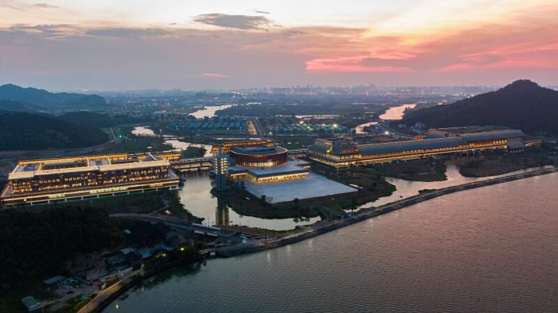 Pusat Konvensyen Antarabangsa Ningbo menyala
