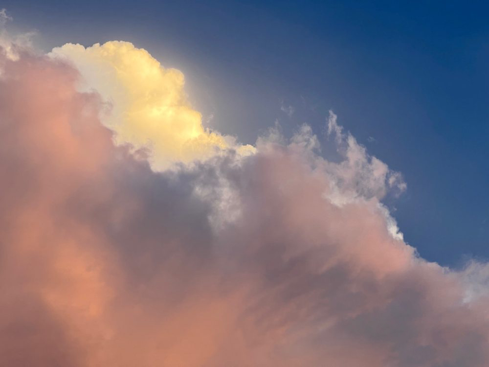 Lihatlah! Awan berwarna-warni muncul di langit Ningbo